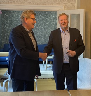 Avtalet undertecknades av Timo Seppälä, fastighetsdirektör vid Egentliga Finlands Välfärdsområde och Folke Lindström styrelseordförande för Stiftelsen Eschnerska frilasarettet sr.